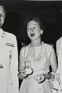 Clase IV - 27 Jul 1964 - COL HOWEL, Mrs BROWNLOWS , COL DUFFY JULIO