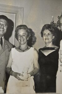 Clase IV - 27 Jul 1964 - Foto Grupal de Col Mendez, Gen Rodriquez y sus Esposas