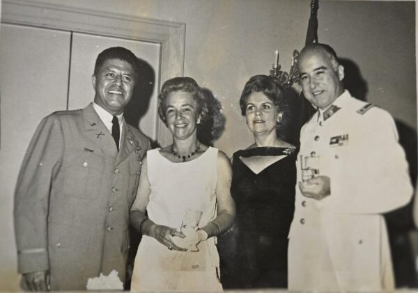Clase IV - 27 Jul 1964 - Foto Grupal de Col Mendez, Gen Rodriquez y sus Esposas