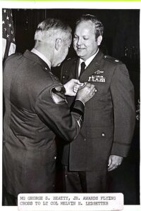 Clase XII -1971 - MG George S. Beatty, Jr. Awards Flying Cross to Lt Col Ledbetter