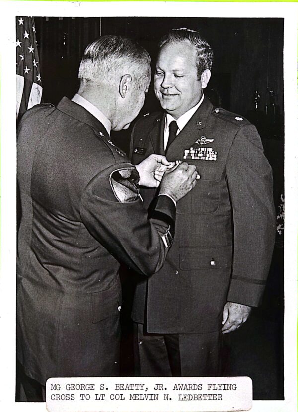 Clase XII -1971 - MG George S. Beatty, Jr. Awards Flying Cross to Lt Col Ledbetter