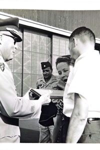 Clase IV - 1964 - ENTREGA DE PLACA POR PARTE DEL GENERAL DEL MAR