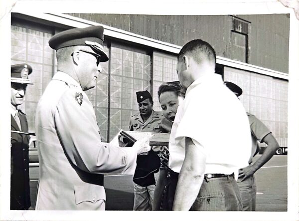 Clase IV - 1964 - ENTREGA DE PLACA POR PARTE DEL GENERAL DEL MAR