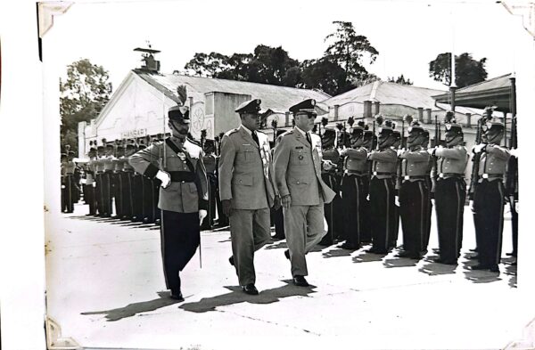 Clase IV - 1964 - GENERAL DEL MAR RECIBIENDO HONORES
