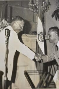 Clase IV - 27 Jul 1964 - GRAL del MAR SALUDA AL COL ZALDANIA