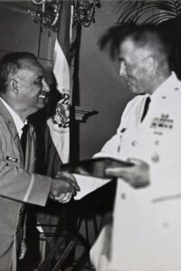 Clase IV - 27 Jul 1964 - GEN del MAR, DIRECTOR IADC SALUDANDO AL GRAL ZALDANIA
