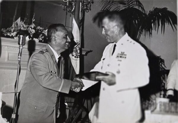 Clase IV - 27 Jul 1964 - GEN del MAR, DIRECTOR IADC SALUDANDO AL GRAL ZALDANIA