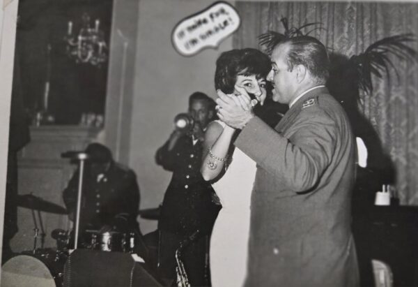 Clase IV - 27 Jul 1964 - Miss Moreno Bailando con Col Helio