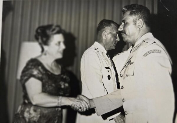 Clase IV - 27 Jul 1964 -Mrs. del MAR SALUDANDO A OFICIAL DE GUATEMALA
