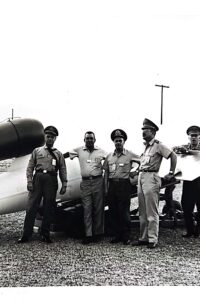 Clase IV - 1964 - OFICIALES POSAN EN FRENTE DE LA VERSION AMERICANA DEL AVION ALEMAN V-I
