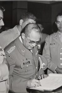 Clase IV - 24 Jul 1964 - Tte. COL BRAVO DE BOLIVIA FIRMANDO ACTA
