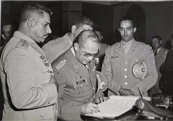 Clase IV - 24 Jul 1964 - Tte. COL BRAVO DE BOLIVIA FIRMANDO ACTA
