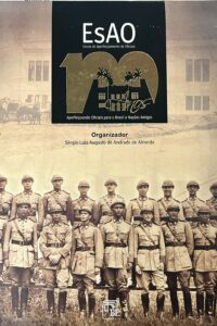 EsAO--Escola de Aperfeiçoamento de Oficiais : 100 anos aperfeiçoando oficiais para o Brasil e nações amigas / organizador, Sergio Luis Augusto de Andrade de Almeida.